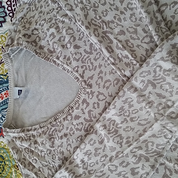 💥3 for $15💥 GAP Leopard sweater - Picture 4 of 7